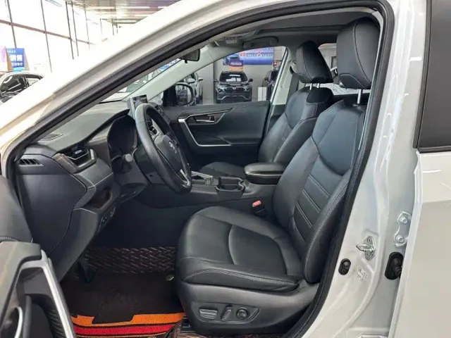 Toyota RAV4 — Фото автомобиля 8