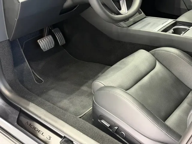 Tesla Model 3 — Фото автомобиля 10