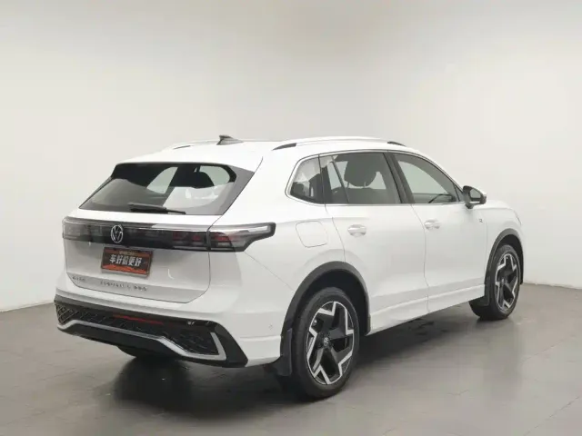 Volkswagen Tiguan L — Фото автомобиля 2