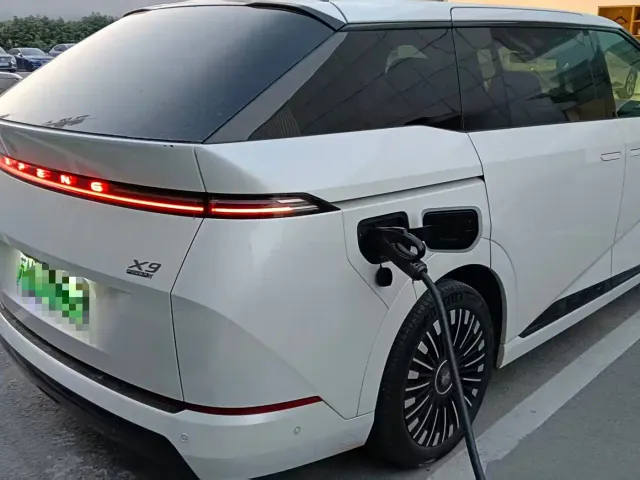 Xpeng X9 — Фото автомобиля 4