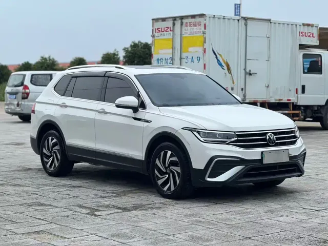 Volkswagen Tiguan L — Фото автомобиля 3