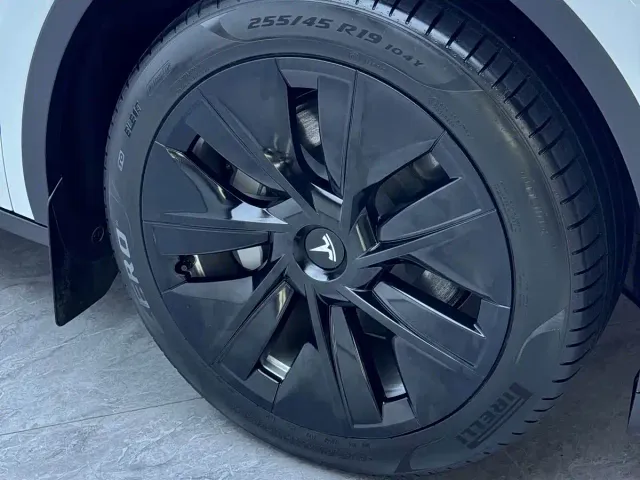 Tesla Model Y — Фото автомобиля 4