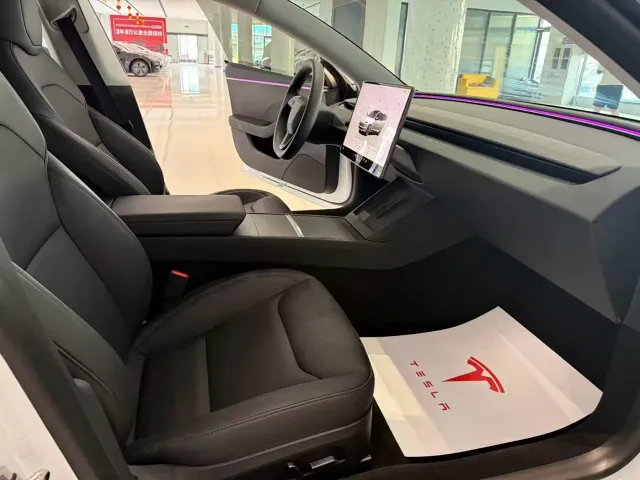 Tesla Model 3 — Фото автомобиля 5