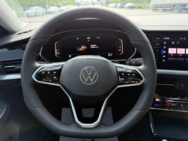 Volkswagen Passat — Фото автомобиля 12