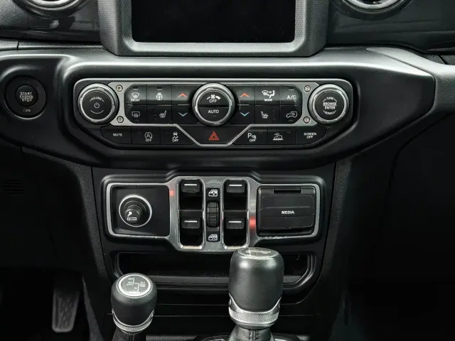 Jeep Wrangler — Фото автомобиля 16