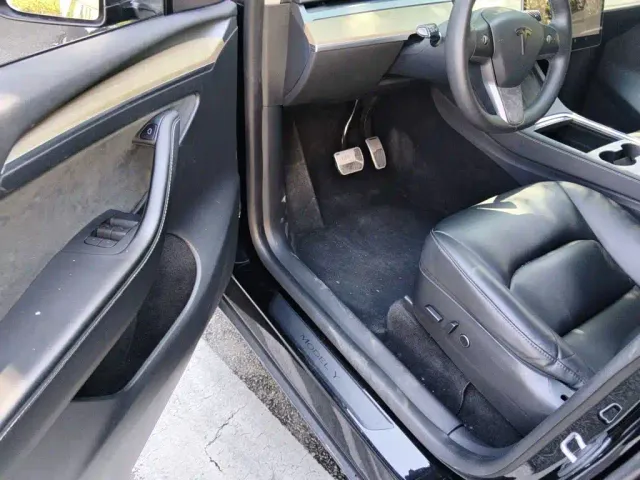Tesla Model Y — Фото автомобиля 17