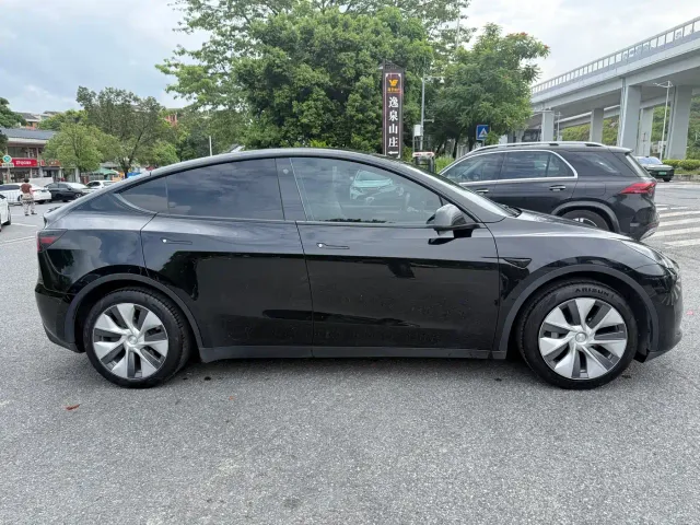 Tesla Model Y — Фото автомобиля 4