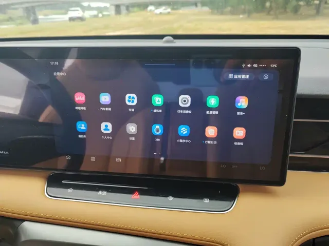 Roewe RX5 — Фото автомобиля 11