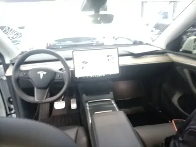 Tesla Model Y — Фото автомобиля 17