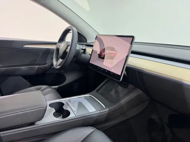 Tesla Model Y — Фото автомобиля 12
