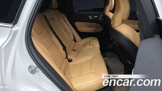 Вольво XC60 — Фото автомобиля 12