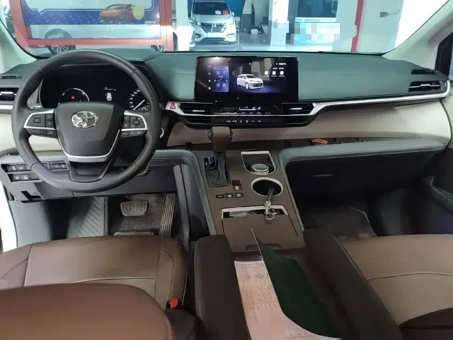 Toyota Sienna — Фото автомобиля 9