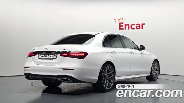 Mercedes-Benz E-Class — Фото автомобиля 2