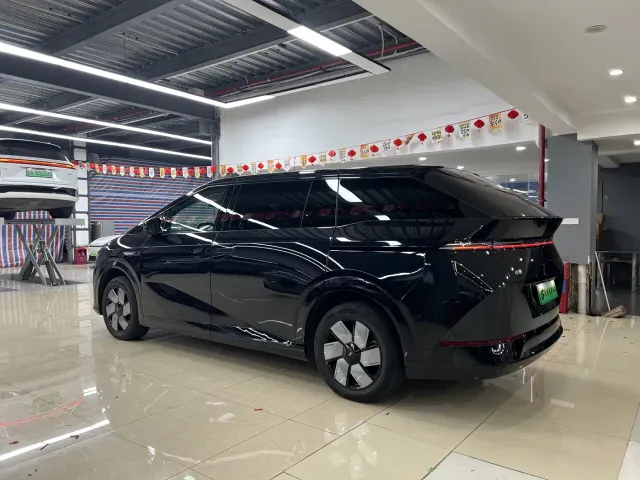 Xpeng X9 — Фото автомобиля 6