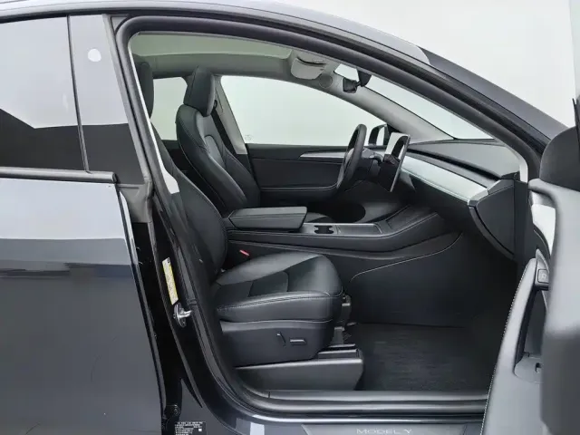Tesla Model Y — Фото автомобиля 23