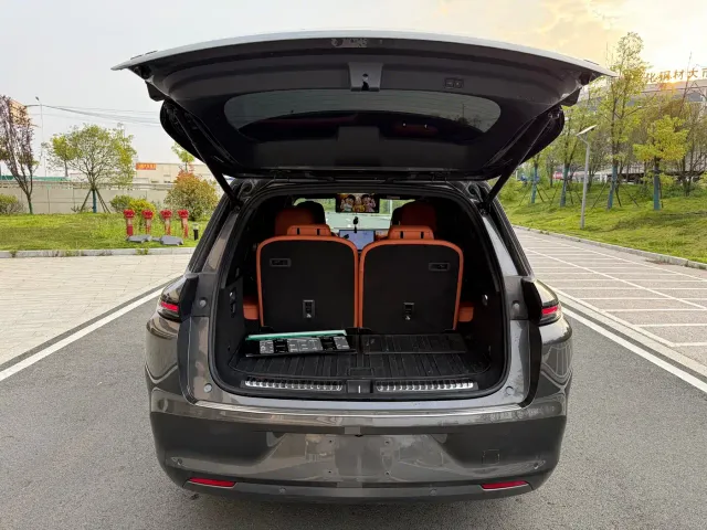Li Auto L8 — Фото автомобиля 25