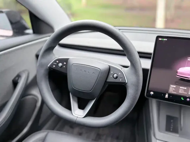 Tesla Model 3 — Фото автомобиля 13