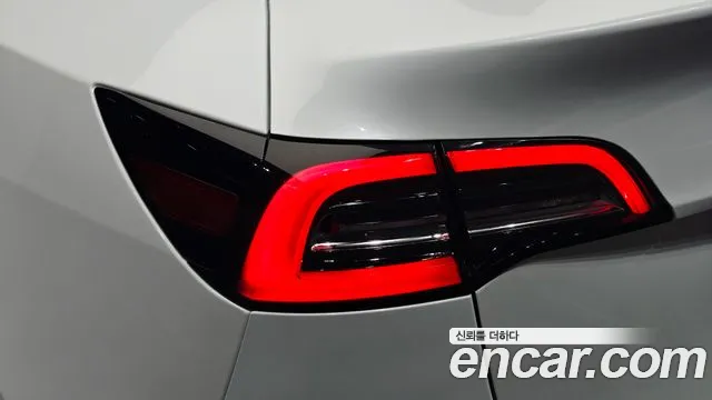Tesla Model Y — Фото автомобиля 21