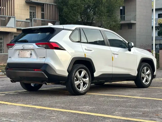 Toyota RAV4 — Фото автомобиля 9