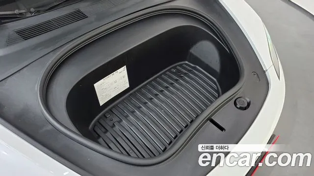 Tesla Model 3 — Фото автомобиля 6