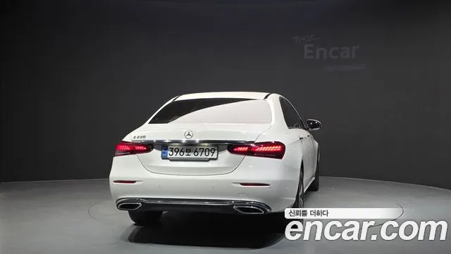 Mercedes-Benz E-Class — Фото автомобиля 4