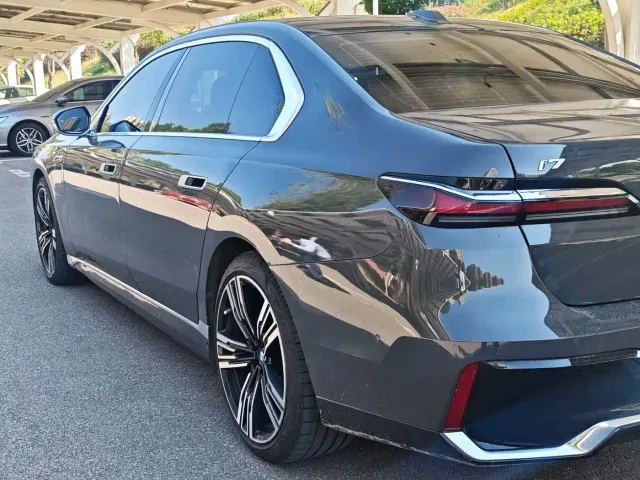 BMW i7 — Фото автомобиля 3