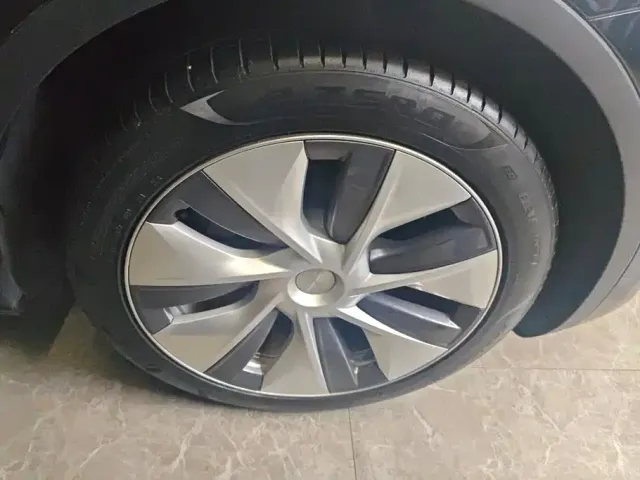 Tesla Model Y — Фото автомобиля 6
