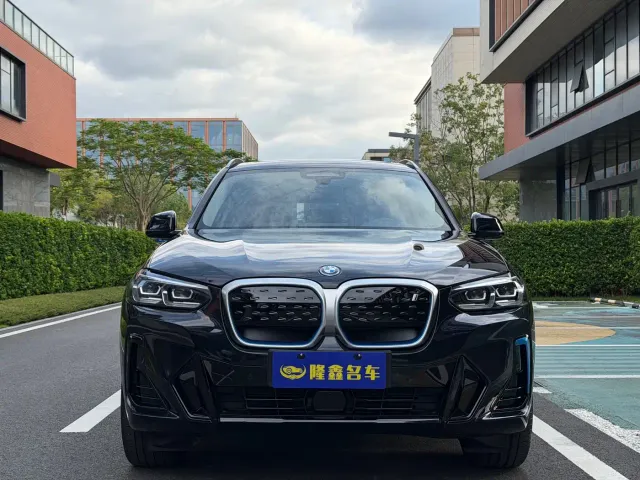 BMW iX3 — Фото автомобиля 2