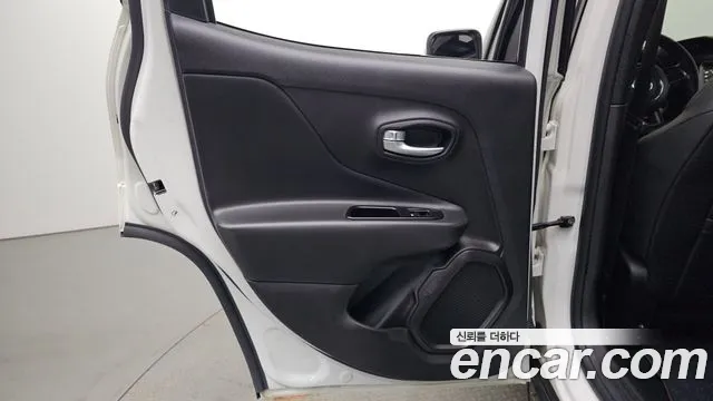 Jeep Renegade — Фото автомобиля 14