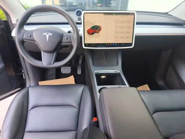 Tesla Model Y — Фото автомобиля 9