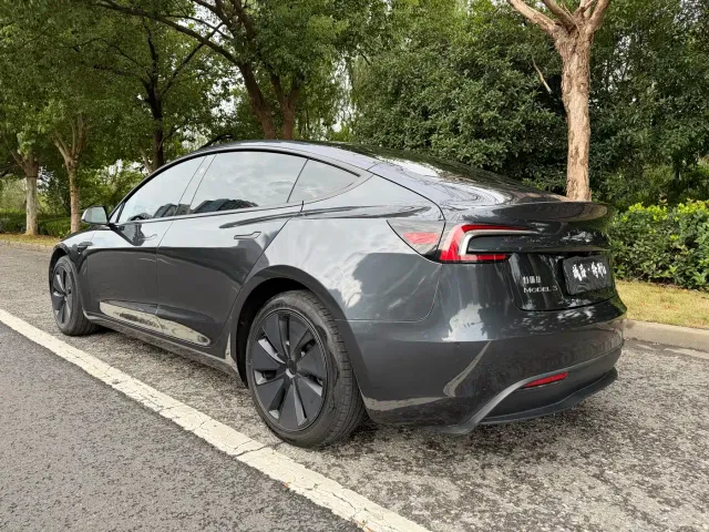 Tesla Model 3 — Фото автомобиля 3