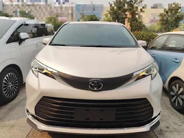 Toyota Sienna — Фото автомобиля 2