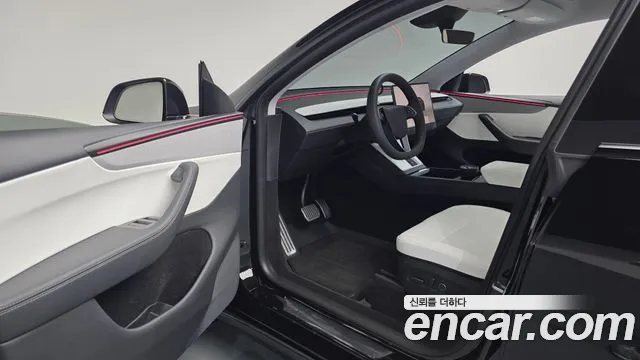 Tesla Model Y — Фото автомобиля 15