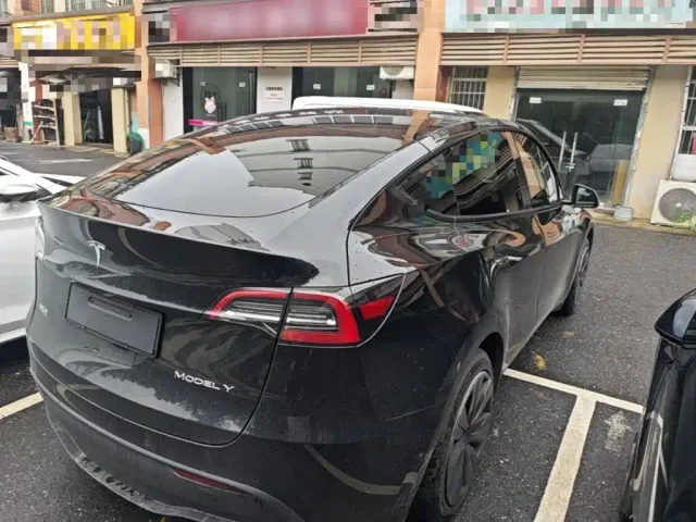 Tesla Model Y — Фото автомобиля 4