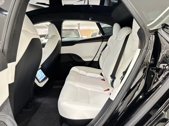 Tesla Model S — Фото автомобиля 11