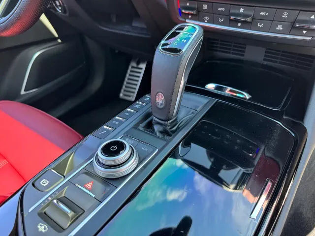 Maserati Levante — Фото автомобиля 10