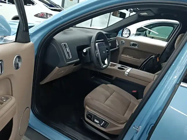 Li Auto L7 — Фото автомобиля 15
