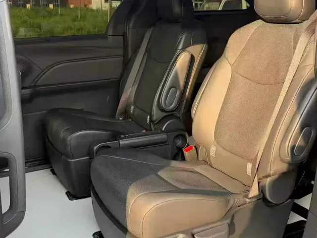 Toyota Granvia 2024 2.5L Hybrid Premium PLUS 4WD Edition — Фото автомобиля 6