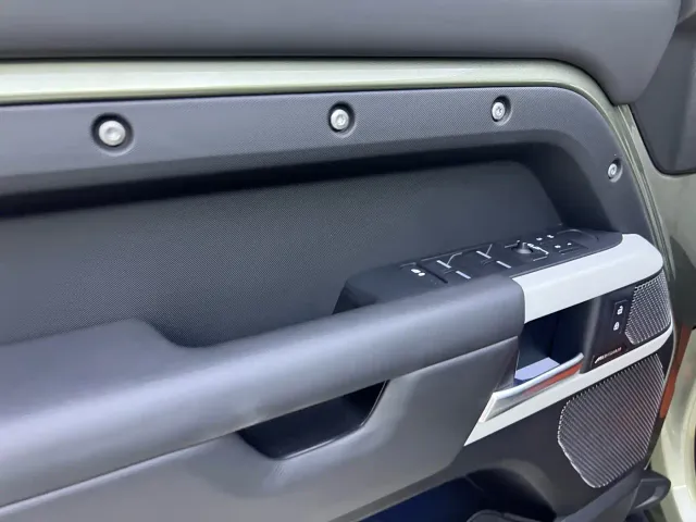 Land Rover Defender — Фото автомобиля 9