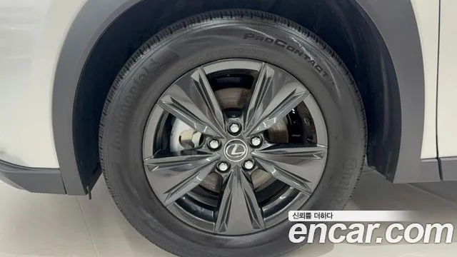 Lexus UX UX300h — Фото автомобиля 5