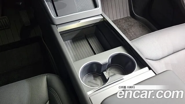 Tesla Model Y — Фото автомобиля 26