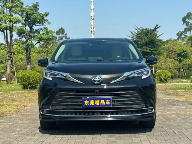 Toyota Sienna — Фото автомобиля 2