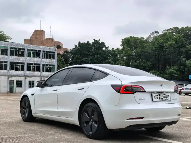 Tesla Model 3 — Фото автомобиля 8