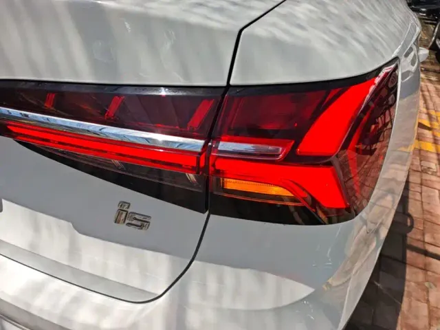 Roewe i5 — Фото автомобиля 7