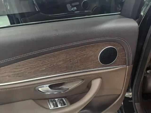 Mercedes-Benz E-Class — Фото автомобиля 3
