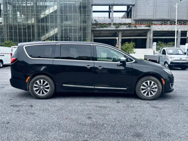 Chrysler Grand Caravan PHEV — Фото автомобиля 4