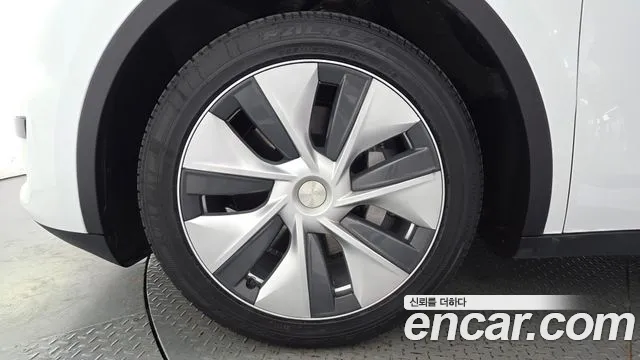Tesla Model Y — Фото автомобиля 5