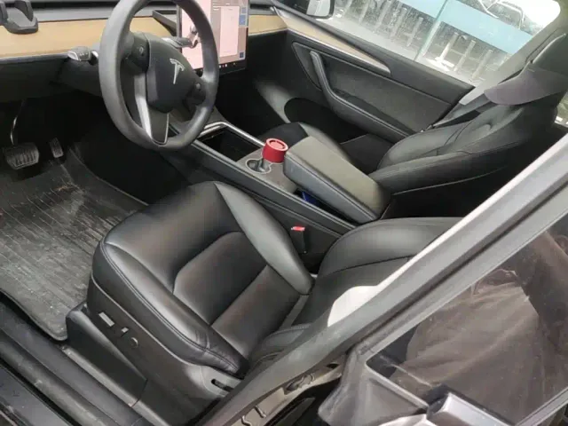 Tesla Model Y — Фото автомобиля 14