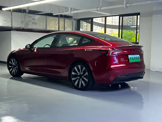Tesla Model 3 — Фото автомобиля 12