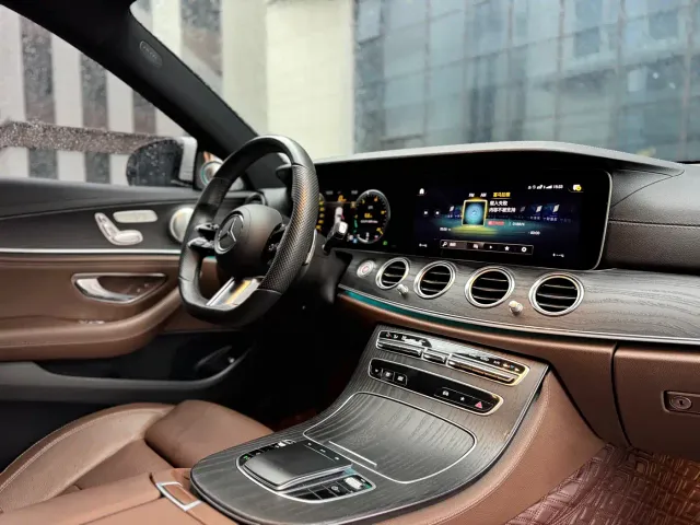 Mercedes-Benz E-Class — Фото автомобиля 14